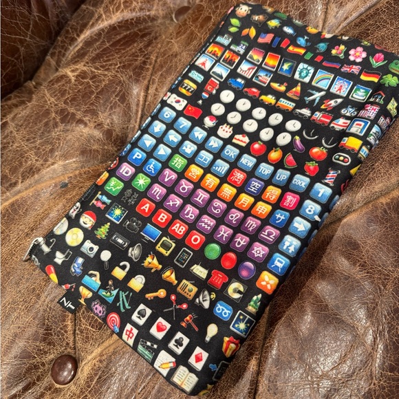 Zara Terez Neoprene Emoji Pouch - Picture 2 of 2